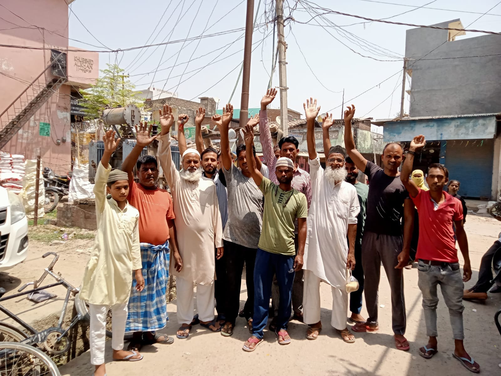 शेरपुर कलां में जलता ट्रांसफार्मर । स्रोत - ग्रामीण शेरपुर कलां में जलता ट्रांसफार्मर । स्रोत - ग्रामीण