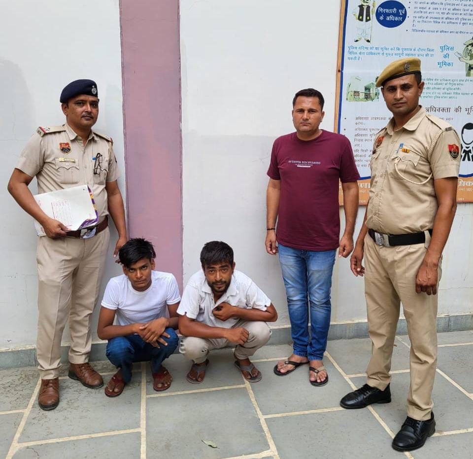 01जेएनडी05: पुलिस गिरफ्त में चोरी के आरोप में पकड़े गए दोनों युवक। स्रोत पुलिस प्रशासन 01जेएनडी05: पुलिस गिरफ्त में चोरी के आरोप में पकड़े गए दोनों युवक। स्रोत पुलिस प्रशासन