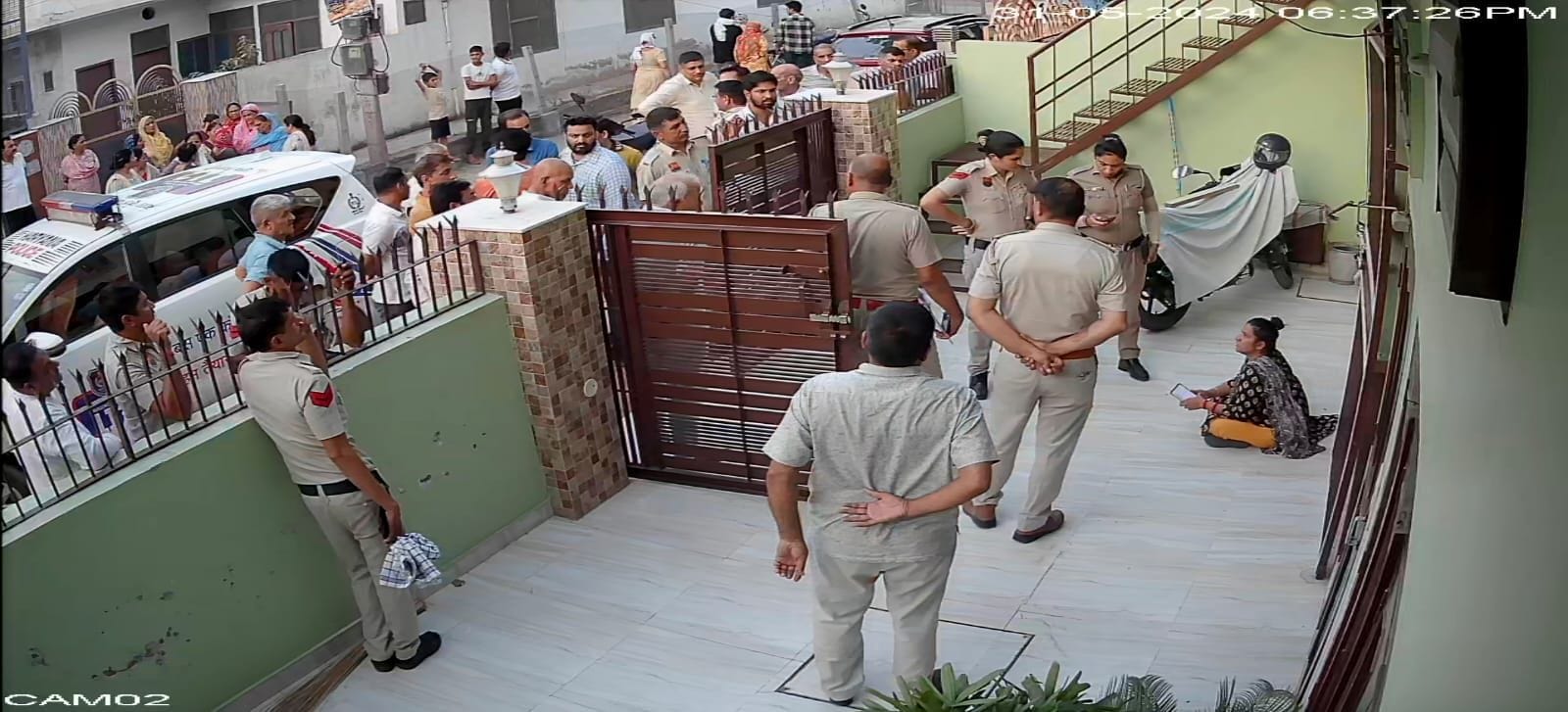 01जेएनडी18: मकान के बाहर से आरोपी महिला से बात करती पुलिस। स्रोत सोशल मीडिया। 01जेएनडी18: मकान के बाहर से आरोपी महिला से बात करती पुलिस। स्रोत सोशल मीडिया।