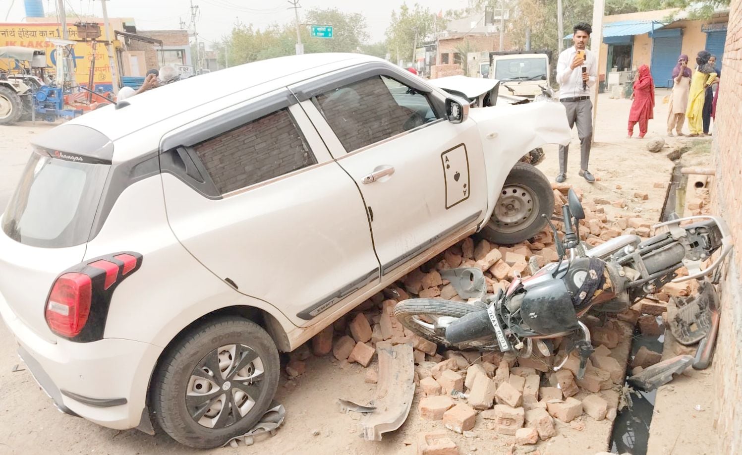 01जेएनडी22: घटनास्थल पर पड़ी कार व बाइक। संवाद 01जेएनडी22: घटनास्थल पर पड़ी कार व बाइक। संवाद