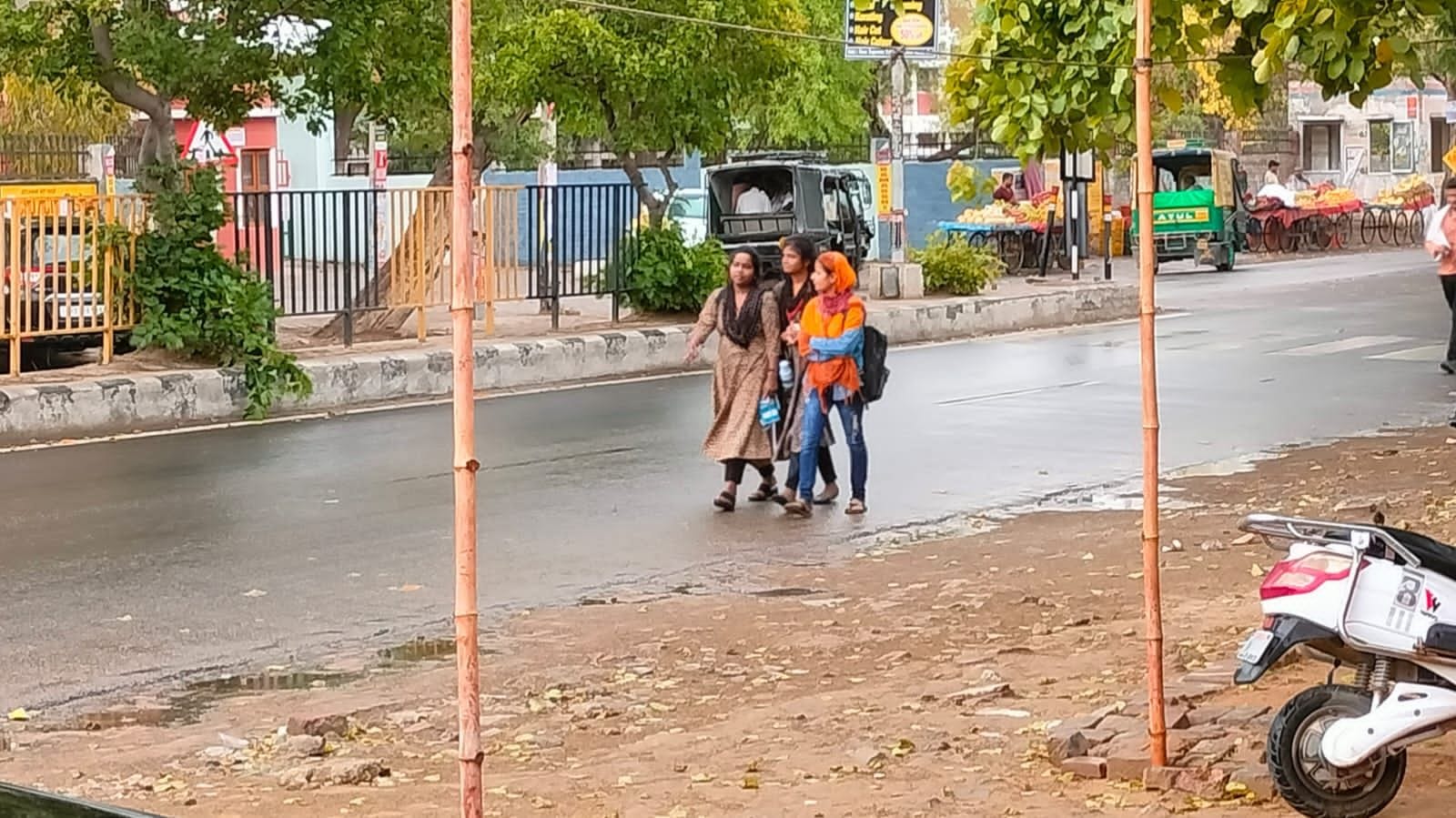 01जेएनडी23 : शाम को छह बजे के बाद आसमान में छाए काले बादल। संवाद 01जेएनडी23 : शाम को छह बजे के बाद आसमान में छाए काले बादल। संवाद