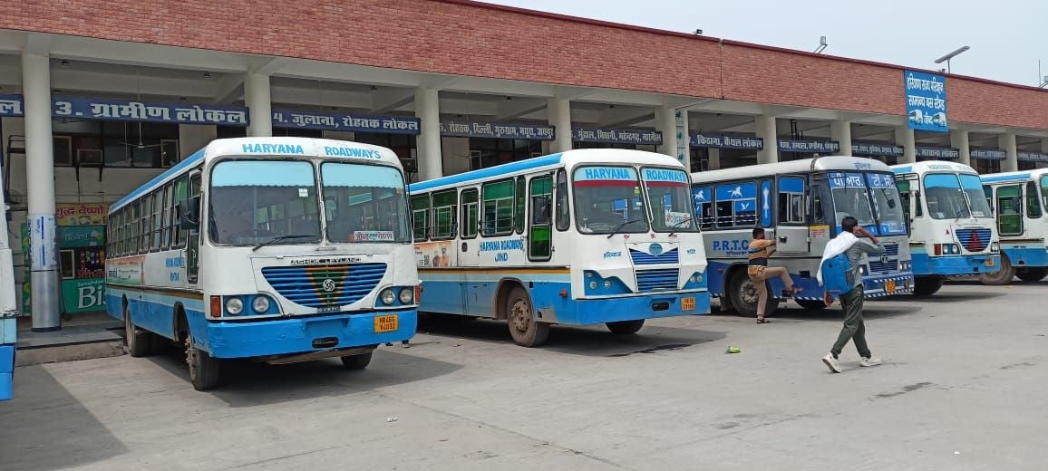 01जेएनडी25: बस अड्डे पर खड़ी रोडवेज की बस। संवाद 01जेएनडी25: बस अड्डे पर खड़ी रोडवेज की बस। संवाद