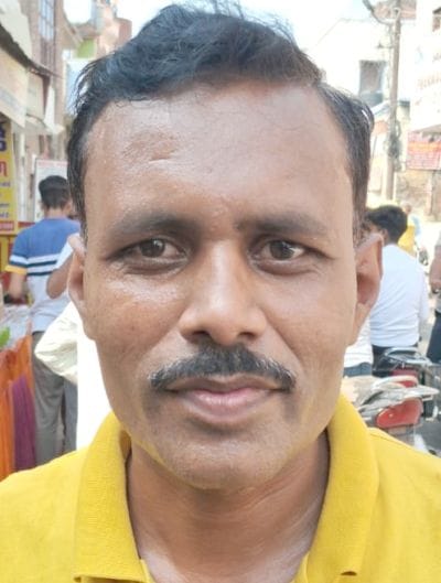 बिसौली के शरह बरौलिया में सड़क पर गिरा बिजली का खंभा। संवाद बिसौली के शरह बरौलिया में सड़क पर गिरा बिजली का खंभा। संवाद