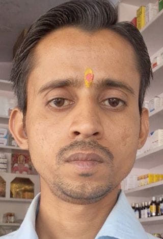 बिसौली के शरह बरौलिया में सड़क पर गिरा बिजली का खंभा। संवाद बिसौली के शरह बरौलिया में सड़क पर गिरा बिजली का खंभा। संवाद