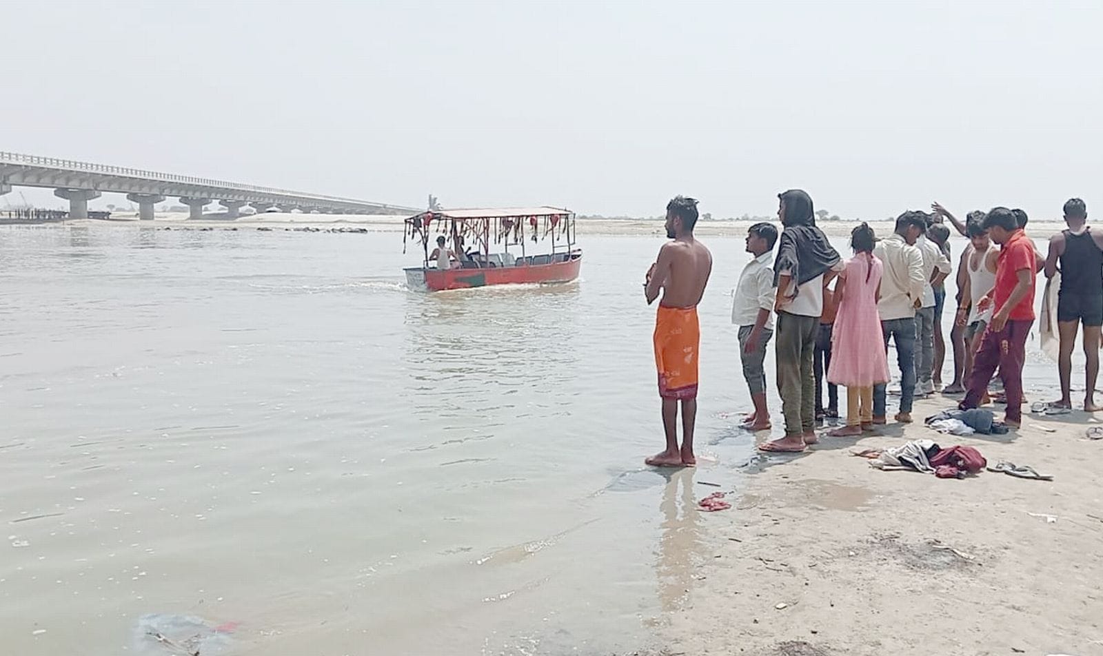 गंगा में बहा अमकेश्वर। गंगा में बहा अमकेश्वर।