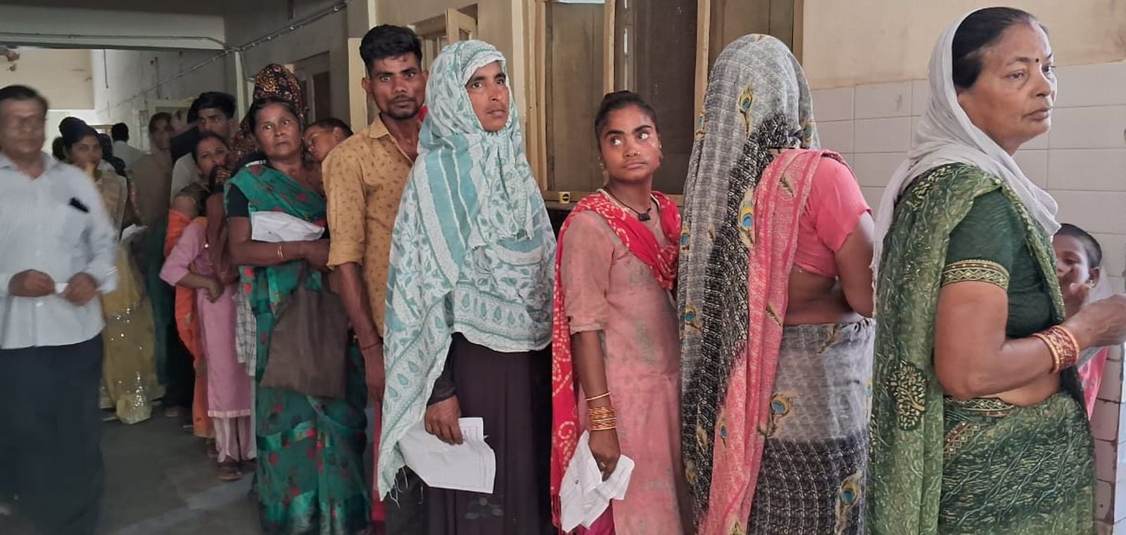 गर्मी ने वार्ड में नहीं रूकने दिया तो बरामदे के फर्श पर बैठीं महिलाएं। संवाद