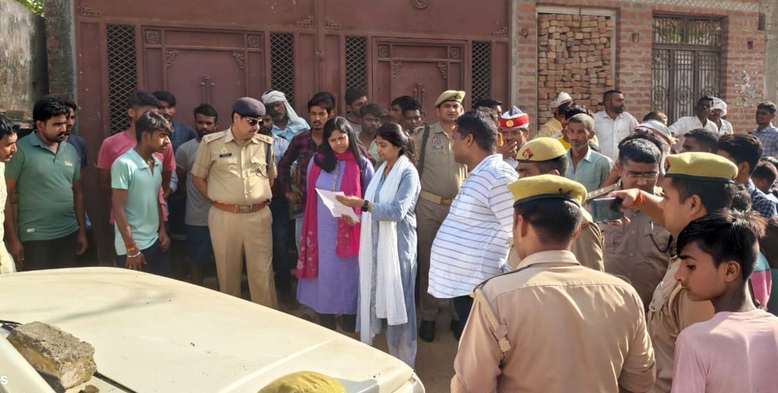 पिकअप ड्राइवर पर ईट उठाता युवक।स्रोत-वीडियो ग्रैब