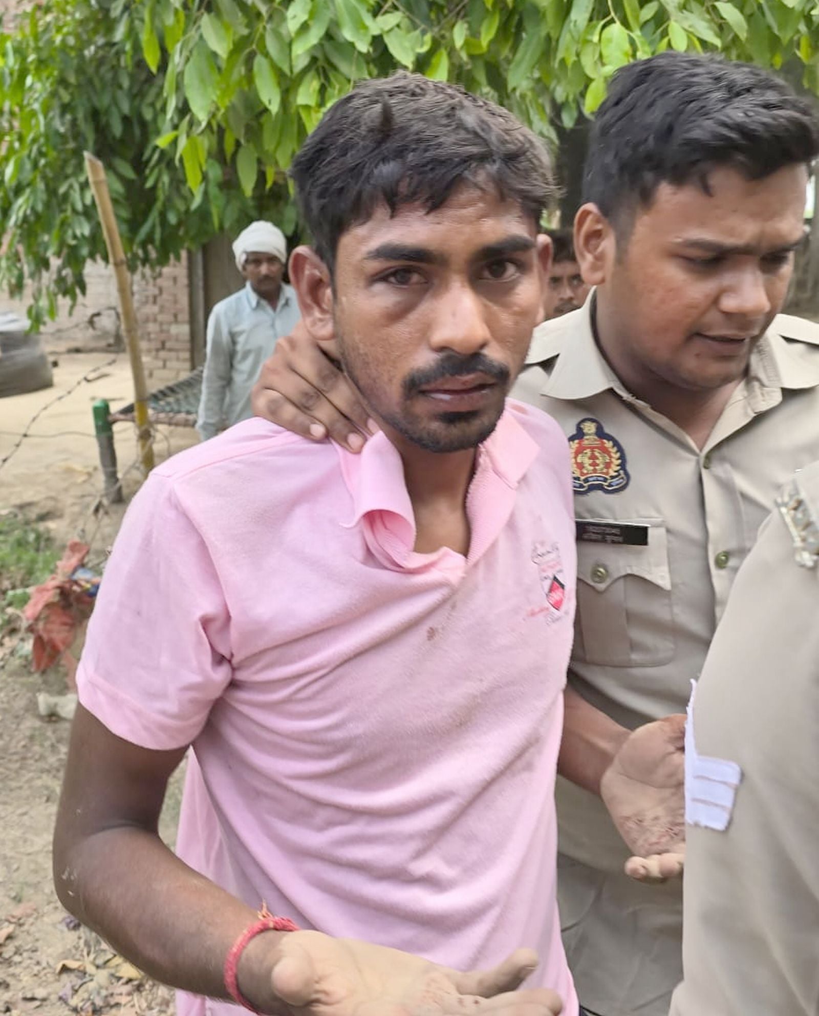 पिकअप ड्राइवर पर ईट उठाता युवक।स्रोत-वीडियो ग्रैब