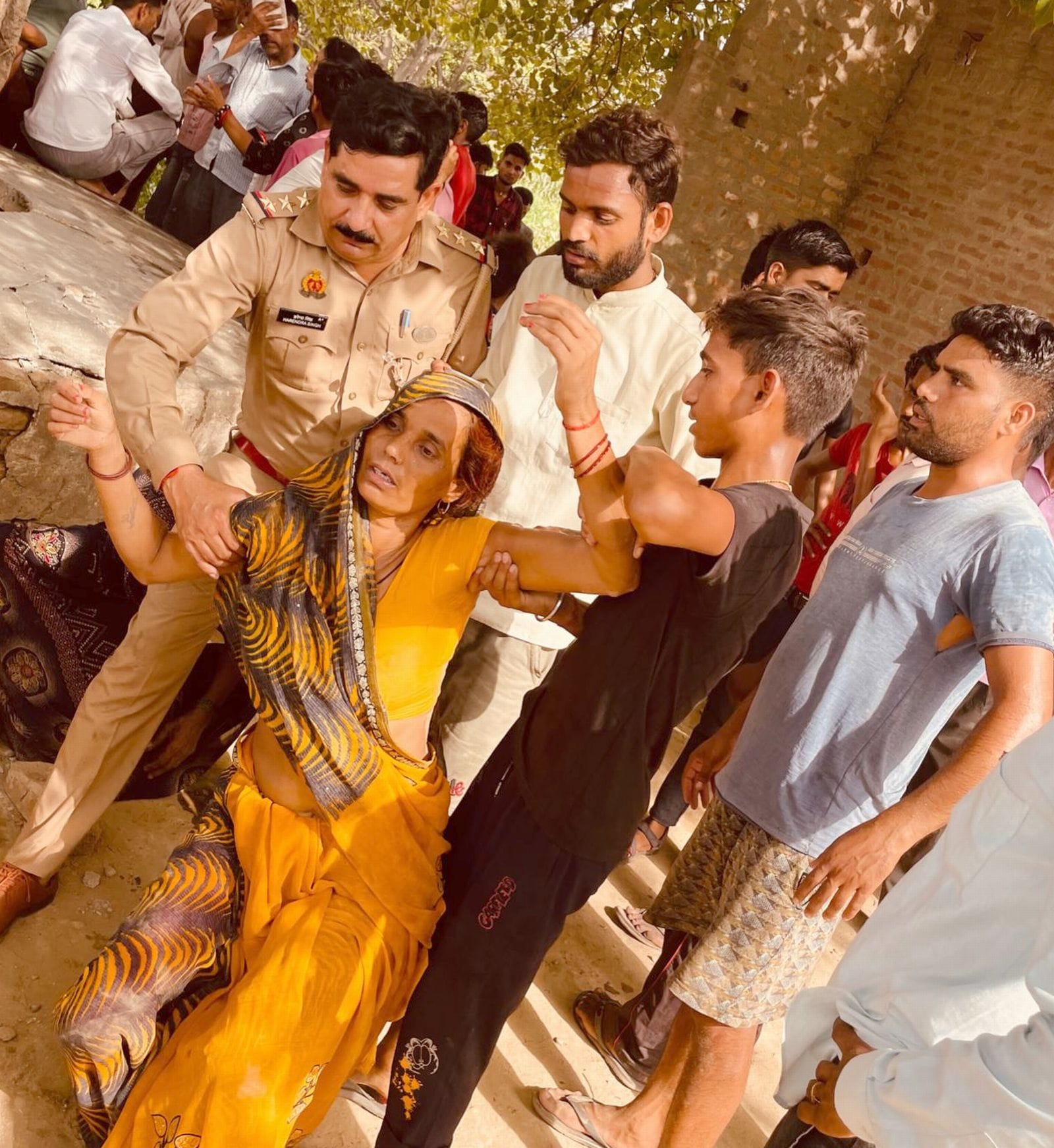 पिकअप ड्राइवर पर ईट उठाता युवक।स्रोत-वीडियो ग्रैब