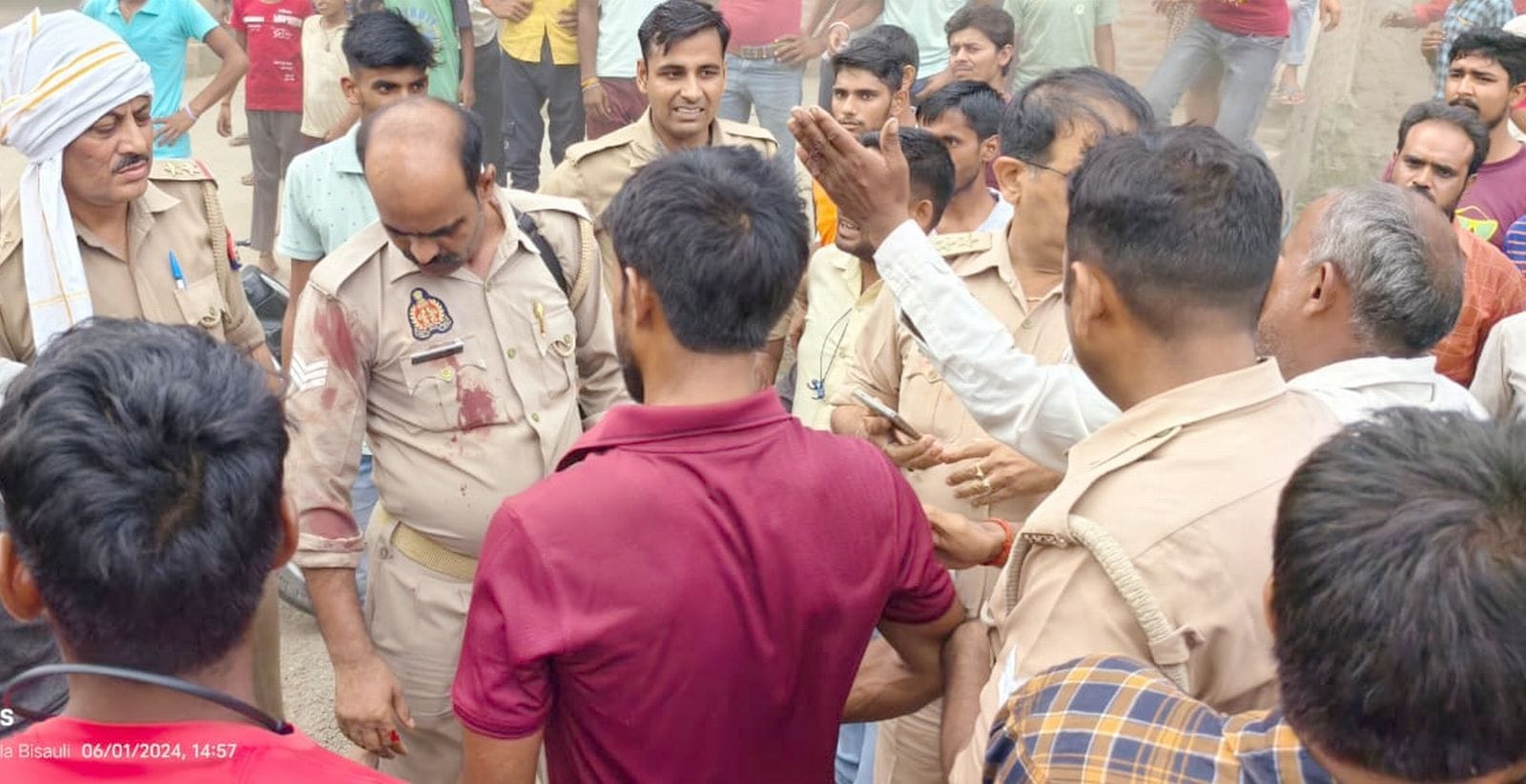 पिकअप ड्राइवर पर ईट उठाता युवक।स्रोत-वीडियो ग्रैब