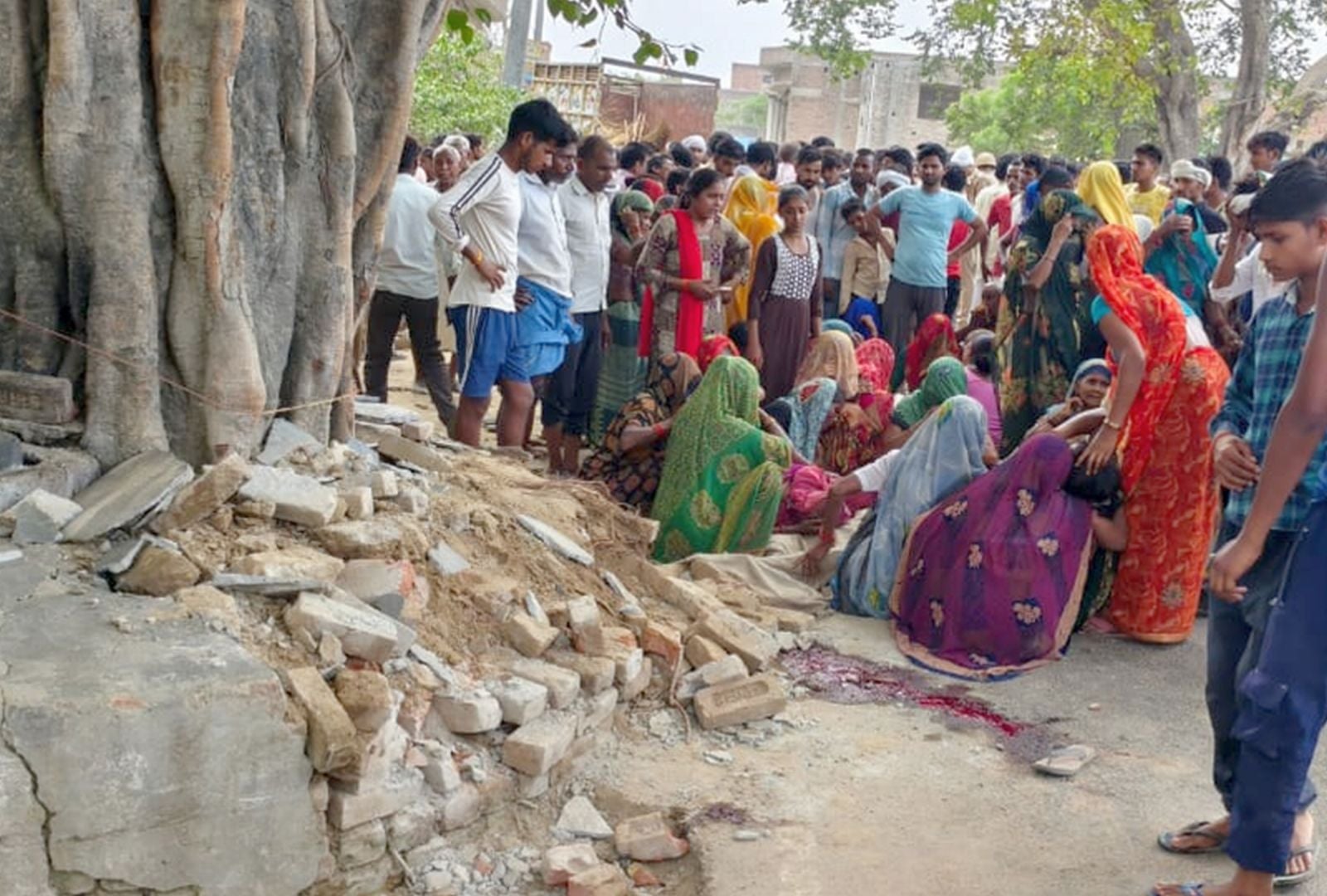 पिकअप ड्राइवर पर ईट उठाता युवक।स्रोत-वीडियो ग्रैब