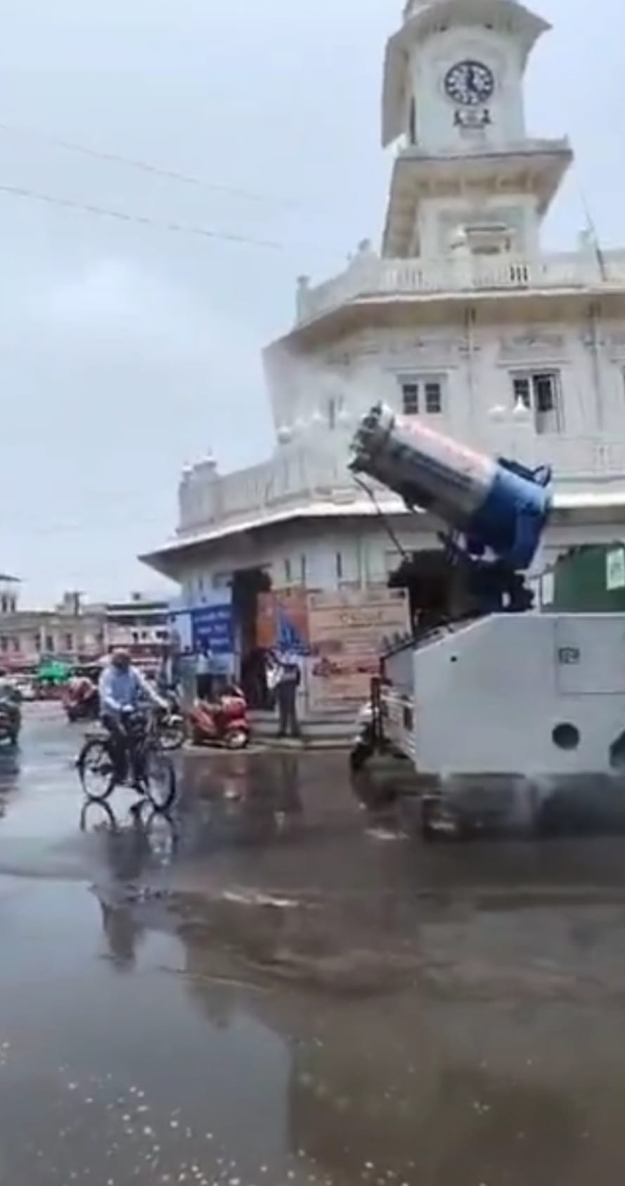 शहर के चौराहो पर गर्मी से राहत दे रही वाटर स्प्रिंकल मशीन शहर के चौराहो पर गर्मी से राहत दे रही वाटर स्प्रिंकल मशीन