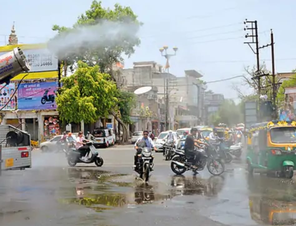 शहर के चौराहो पर गर्मी से राहत दे रही वाटर स्प्रिंकल मशीन शहर के चौराहो पर गर्मी से राहत दे रही वाटर स्प्रिंकल मशीन
