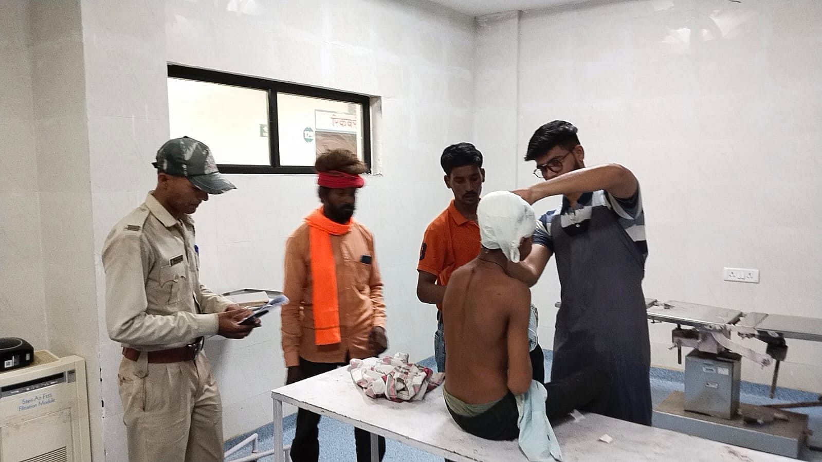 तेंदुए के हमले में घायल हुए मजदूरों का इलाज करते डॉक्टर
