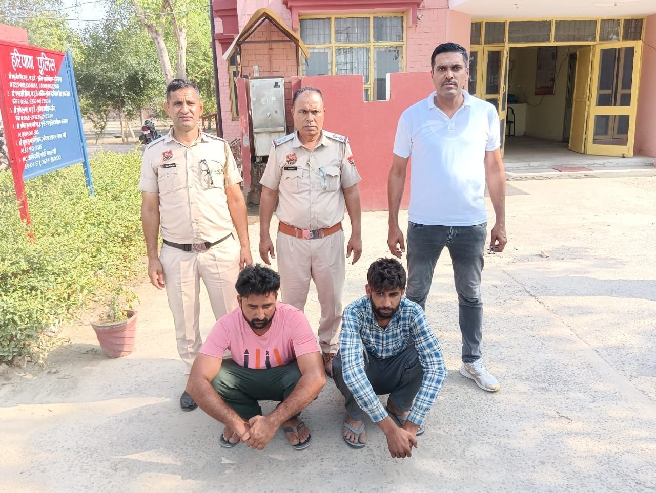 02जेएनडी05: पुलिस गिरफ्त में प्रतिबंधित दवाईयों के साथ पकड़े गए दोनों आरोपी। स्रोत पुलिस प्रशास 02जेएनडी05: पुलिस गिरफ्त में प्रतिबंधित दवाईयों के साथ पकड़े गए दोनों आरोपी। स्रोत पुलिस प्रशास