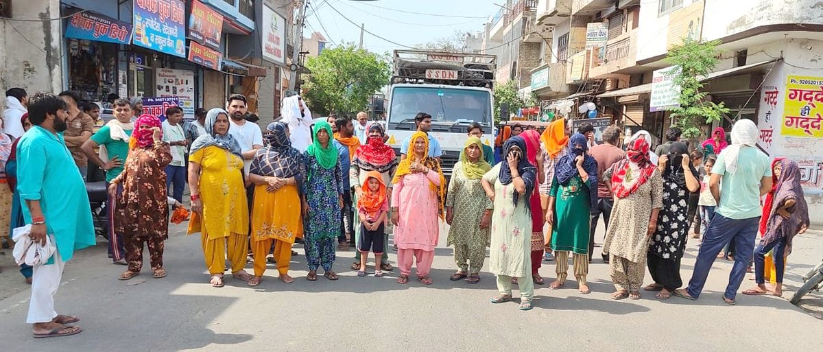 02जेएनडी26-जाम लगाए हुए गुस्साएं वार्ड वासी। संवाद