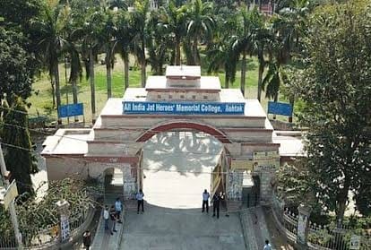 02सीटीके17...सेक्टर तीन के पास नल से पानी भरता युवक। संवाद 02सीटीके17...सेक्टर तीन के पास नल से पानी भरता युवक। संवाद