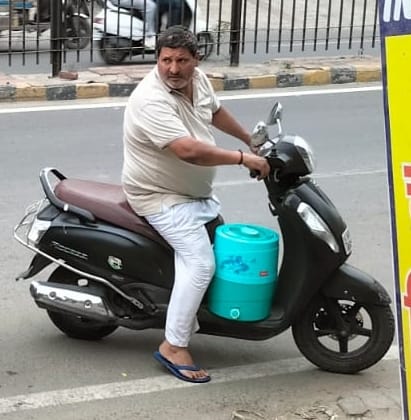 02सीटीके17...सेक्टर तीन के पास नल से पानी भरता युवक। संवाद 02सीटीके17...सेक्टर तीन के पास नल से पानी भरता युवक। संवाद