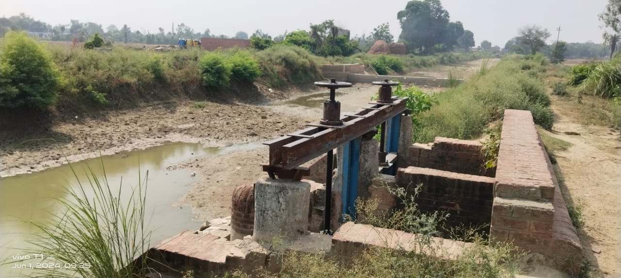 अजीजगंज-चौहनापुर नहर गांव नौगवां के पास सूखी हुई। संवाद