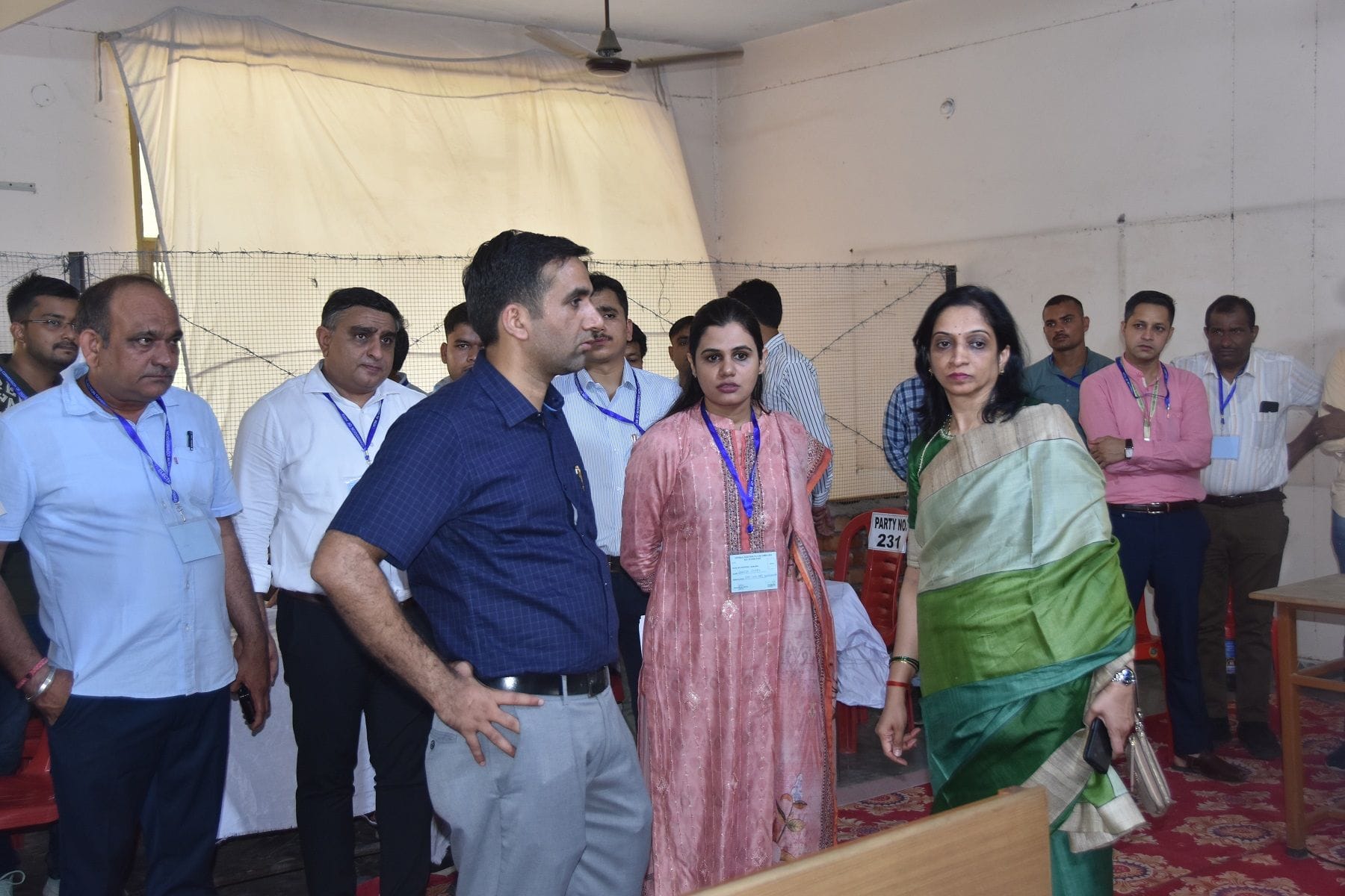 फोटो 06- सोनीपत के मोहाना स्थित बीट्स कॉलेज में मतगणना के लिए की गई व्यवस्थाओं का जायजा लेती जन