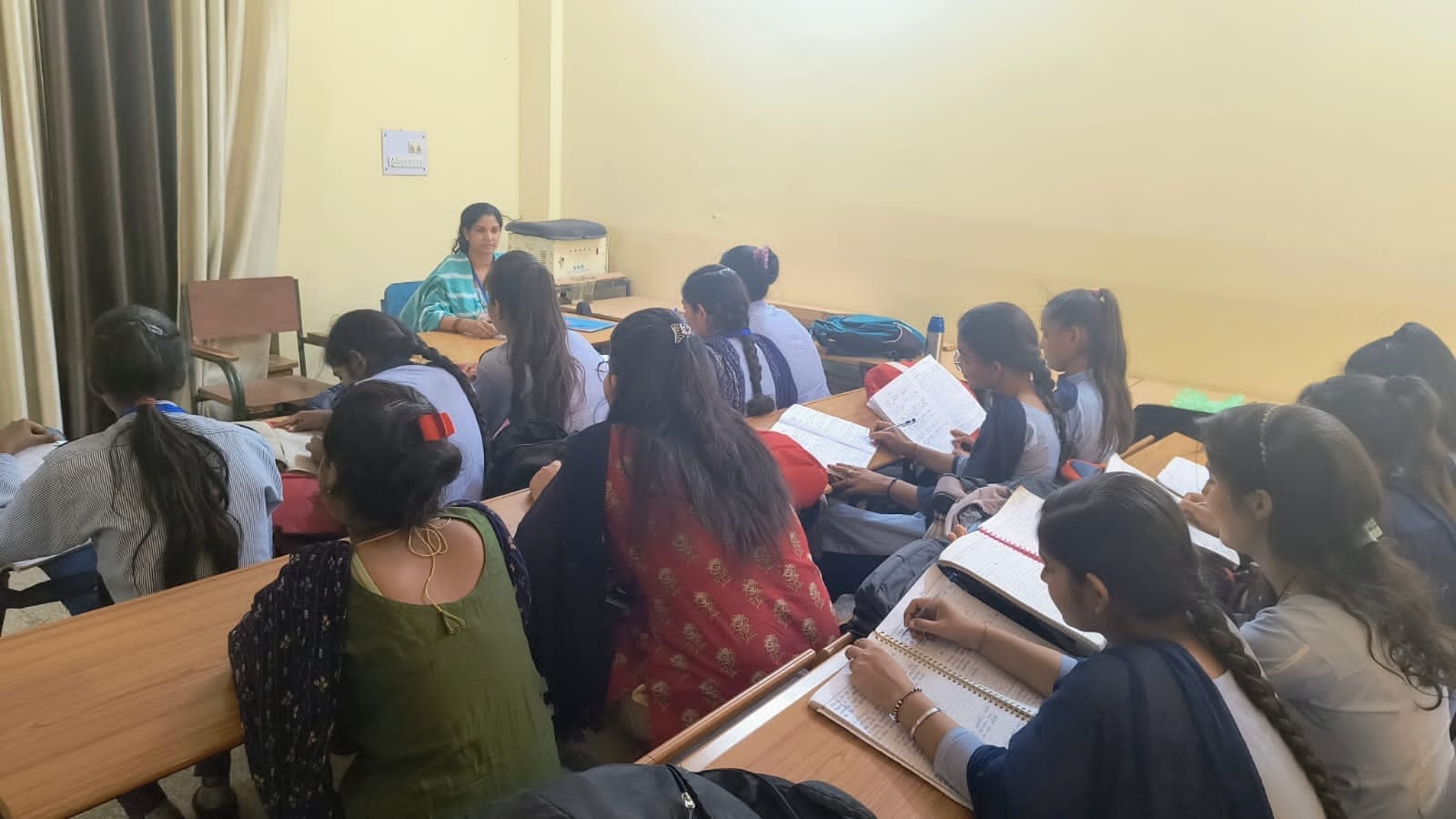 फोटो संख्या:60- राजकीय औद्योगिक प्रशिक्षण संस्थान महेंद्रगढ़ में कंप्यूटर प्रशिक्षण लेती छात् फोटो संख्या:60- राजकीय औद्योगिक प्रशिक्षण संस्थान महेंद्रगढ़ में कंप्यूटर प्रशिक्षण लेती छात्