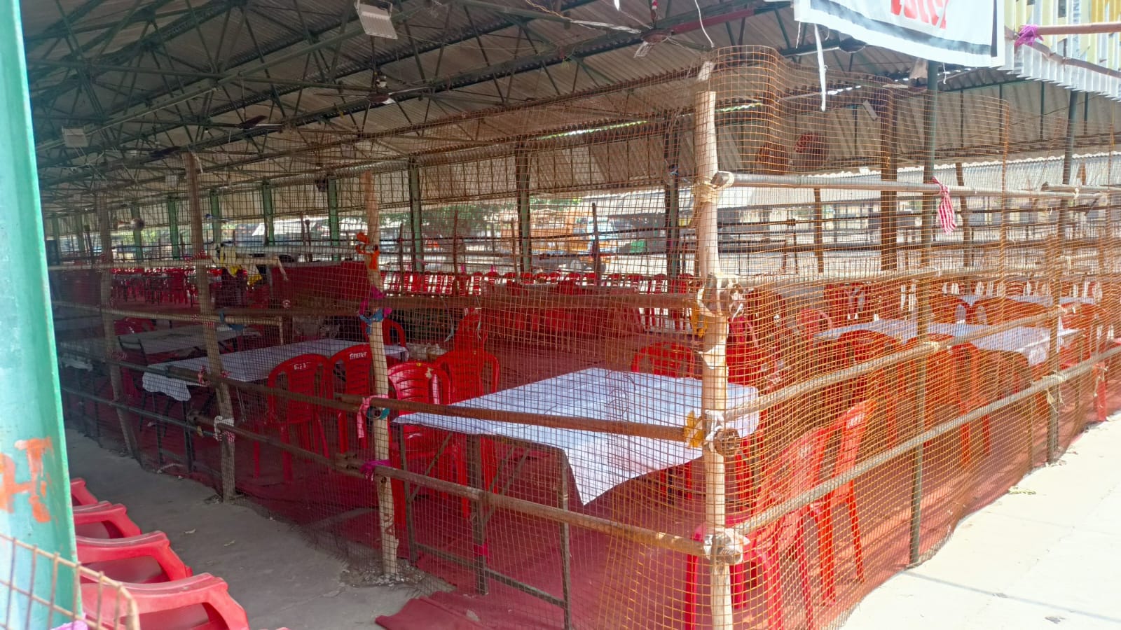 मतगणना स्थल पर लगाए गए बैरीकेट्स संवाद मतगणना स्थल पर लगाए गए बैरीकेट्स संवाद