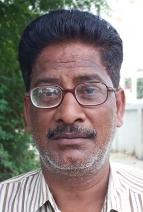 रोजा की प्रेमनगर कॉलोनी में टैंकर से पानी भरते लोग। संवाद