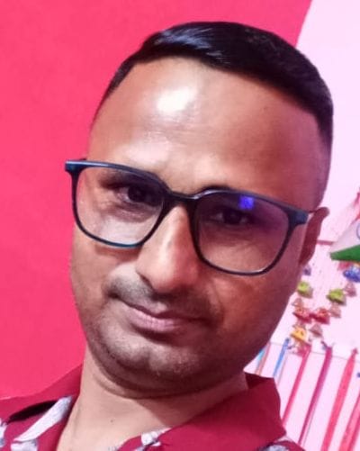 रोजा की प्रेमनगर कॉलोनी में टैंकर से पानी भरते लोग। संवाद