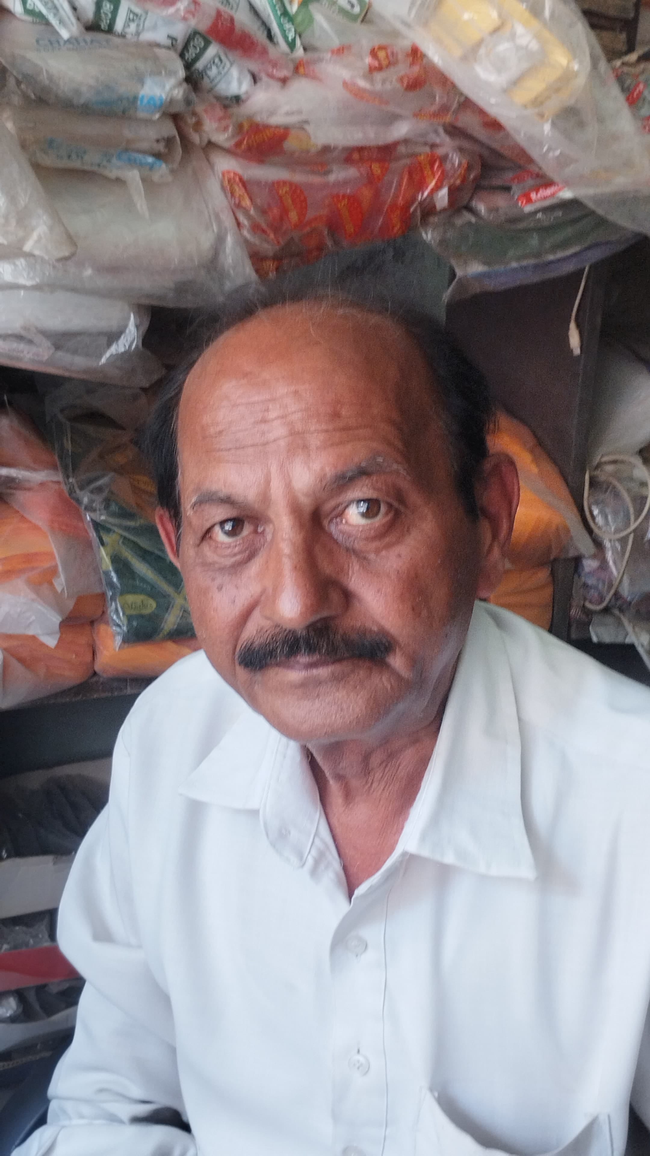 दुकानदार राजकुमार। संवाद