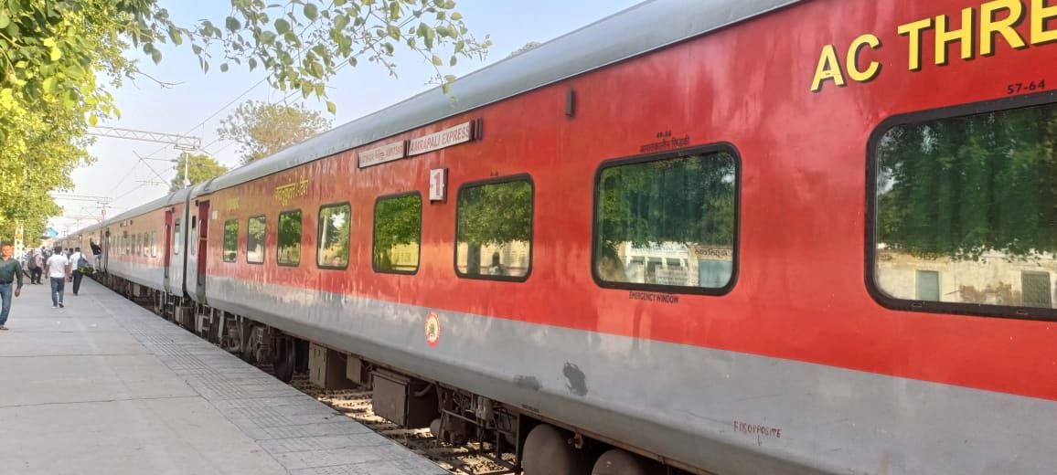 03जेएनडी09-जींद जंक्शन पर खड़ी अंबाला रूट की आम्रपाली एक्सप्रेस। संवाद 03जेएनडी09-जींद जंक्शन पर खड़ी अंबाला रूट की आम्रपाली एक्सप्रेस। संवाद