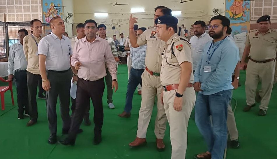 03जेएनडी12-मतगणना केंद्र का जायजा लेते हुए डीसी मोहम्मद इमरान रजा। स्रोत प्रशासन 03जेएनडी12-मतगणना केंद्र का जायजा लेते हुए डीसी मोहम्मद इमरान रजा। स्रोत प्रशासन
