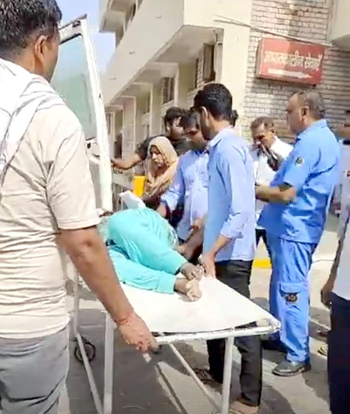 03जेएनडी35: घायल महिला को एंबुलेंस में लेकर जाते अस्पताल कर्मचारी व परिजन। संवाद 03जेएनडी35: घायल महिला को एंबुलेंस में लेकर जाते अस्पताल कर्मचारी व परिजन। संवाद