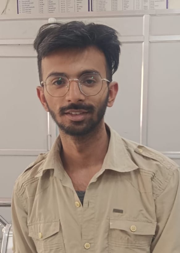 03सीटीके14...रेलवे स्टेशन पर टिकट बूक कराते यात्री। संवाद 03सीटीके14...रेलवे स्टेशन पर टिकट बूक कराते यात्री। संवाद