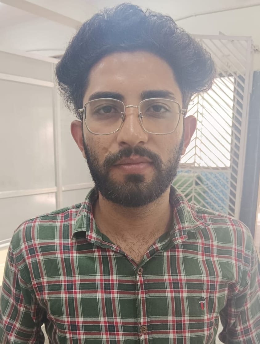 03सीटीके14...रेलवे स्टेशन पर टिकट बूक कराते यात्री। संवाद 03सीटीके14...रेलवे स्टेशन पर टिकट बूक कराते यात्री। संवाद