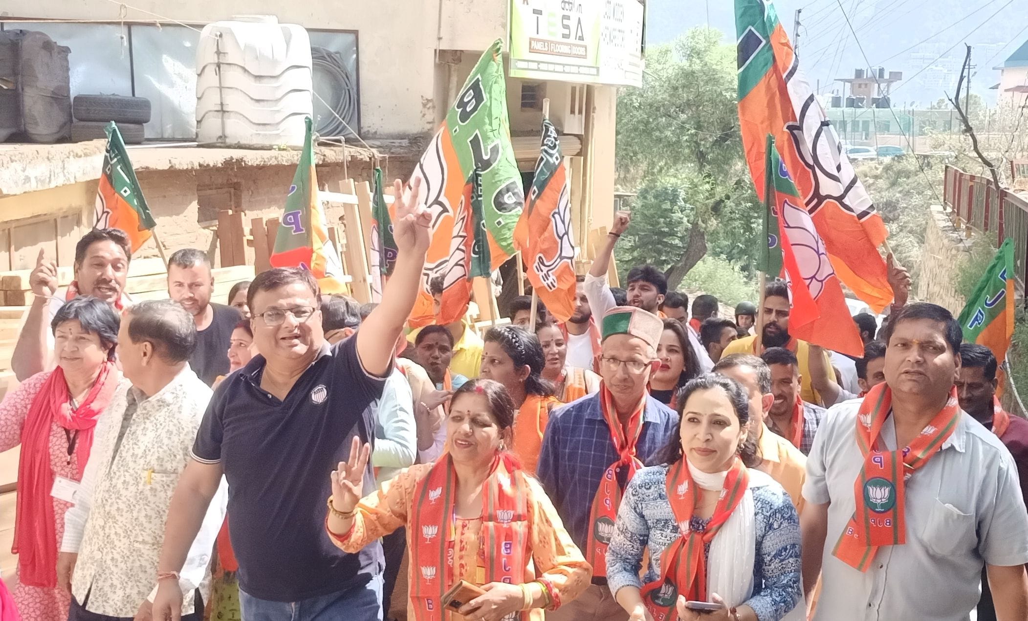 डिग्री कॉलेज सोलन के समीप जश्न मनाते बीजेपी कार्यकर्ता। संवाद डिग्री कॉलेज सोलन के समीप जश्न मनाते बीजेपी कार्यकर्ता। संवाद