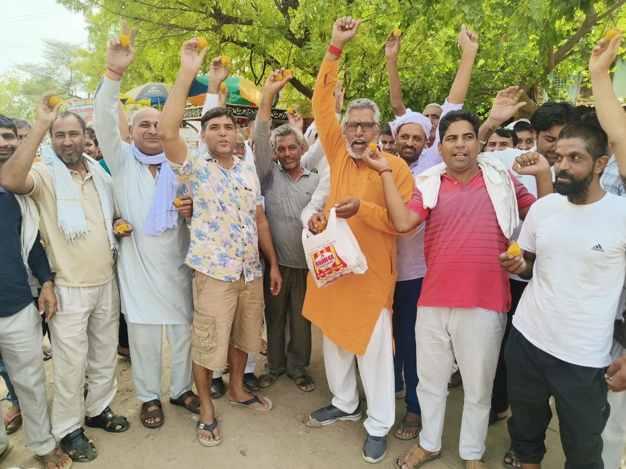 फोटो संख्या:60- भगवान परशुराम चौक पर कार्यकर्ताओं के साथ जश्न मनाते पूर्व शिक्षामंत्री प्रो. र फोटो संख्या:60- भगवान परशुराम चौक पर कार्यकर्ताओं के साथ जश्न मनाते पूर्व शिक्षामंत्री प्रो. र