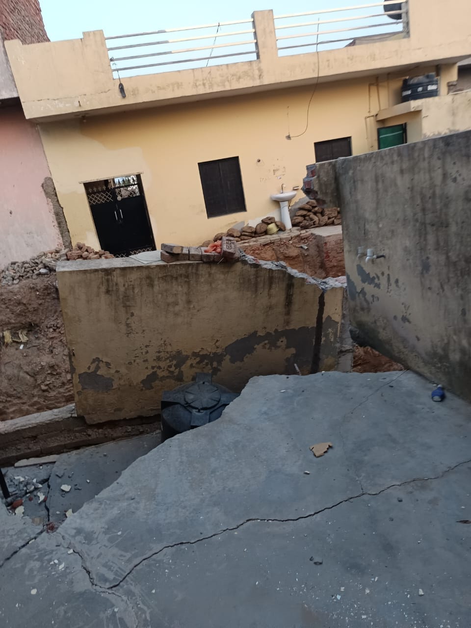 गांव केसरी में नाले की सफाई के दौरान घर में आई दरारें। गांव केसरी में नाले की सफाई के दौरान घर में आई दरारें।