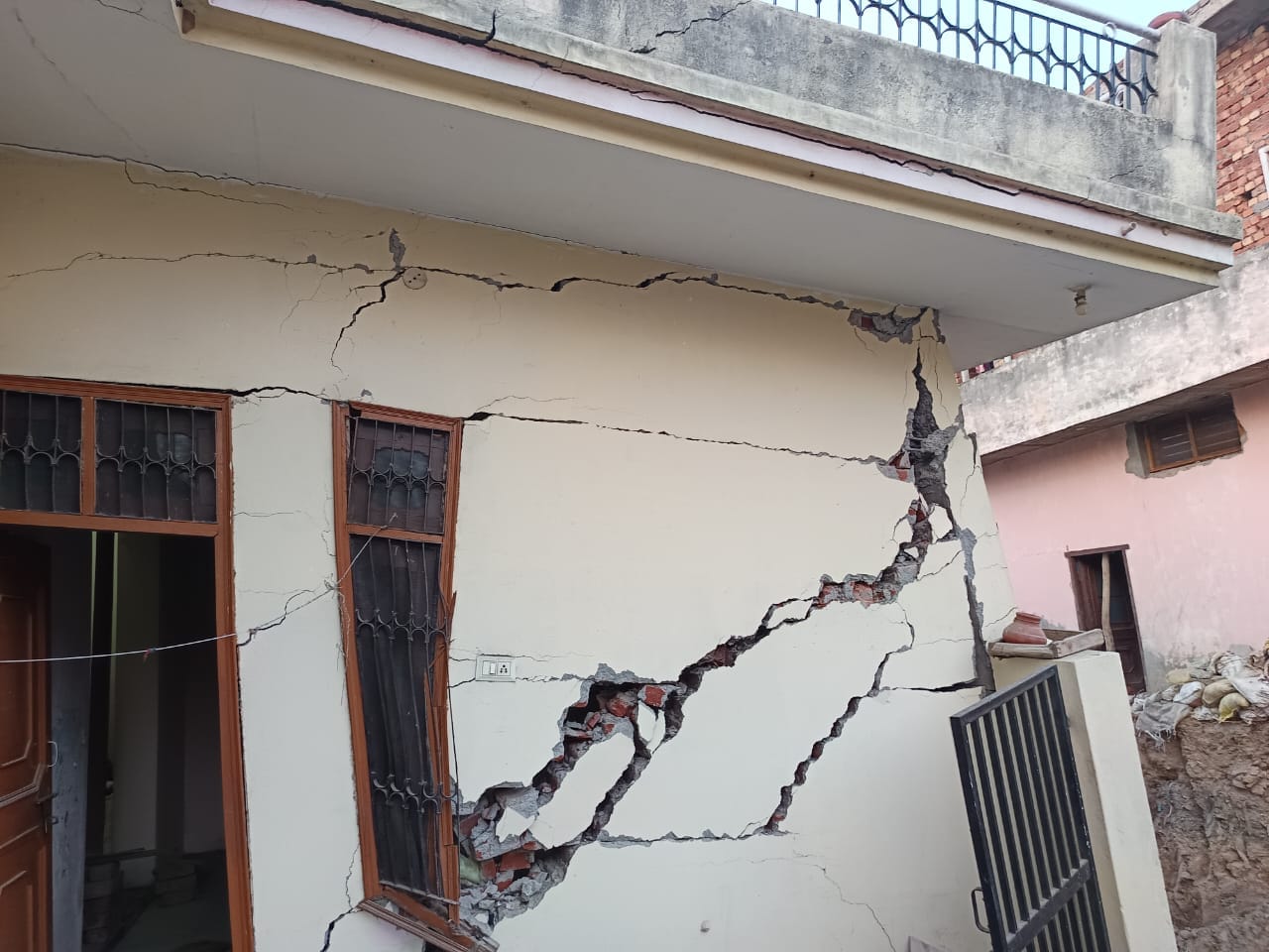गांव केसरी में नाले की सफाई के दौरान घर में आई दरारें। गांव केसरी में नाले की सफाई के दौरान घर में आई दरारें।