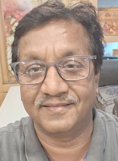मिष्ठान की दुकान पर लड्डू बनाते हलवाई। संवाद मिष्ठान की दुकान पर लड्डू बनाते हलवाई। संवाद