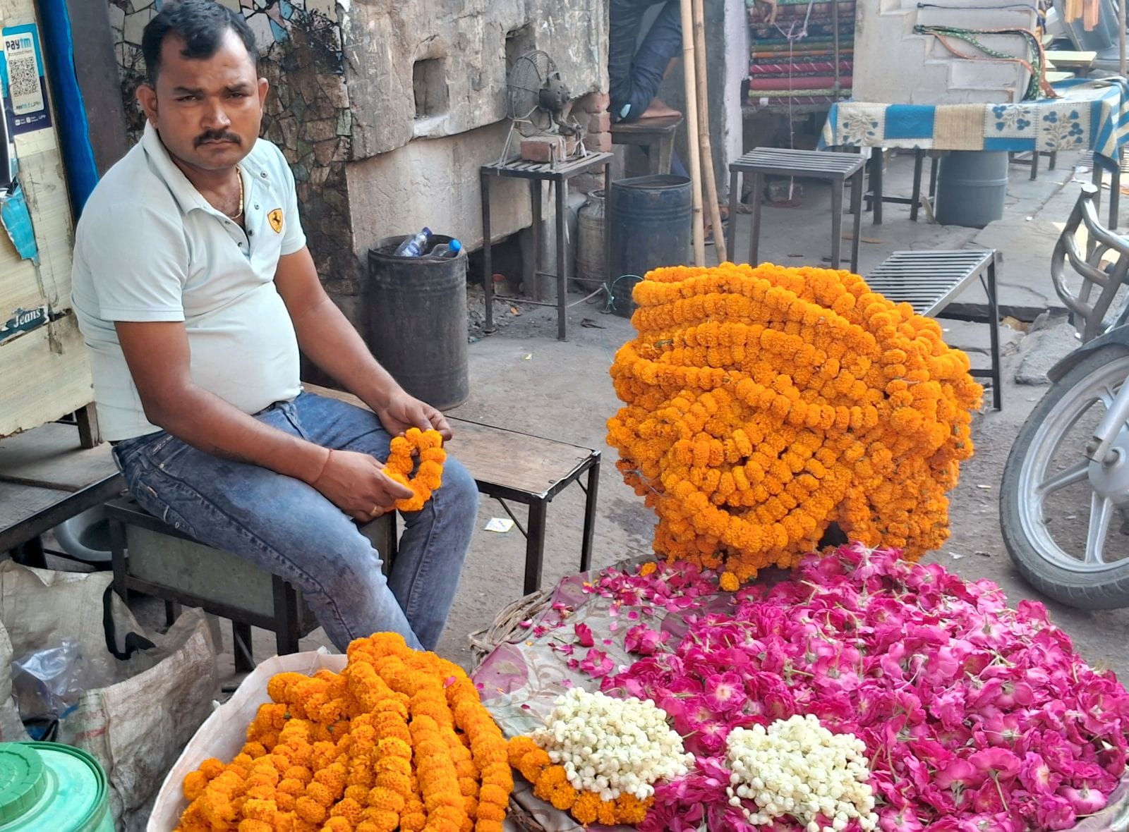 मिष्ठान की दुकान पर लड्डू बनाते हलवाई। संवाद मिष्ठान की दुकान पर लड्डू बनाते हलवाई। संवाद