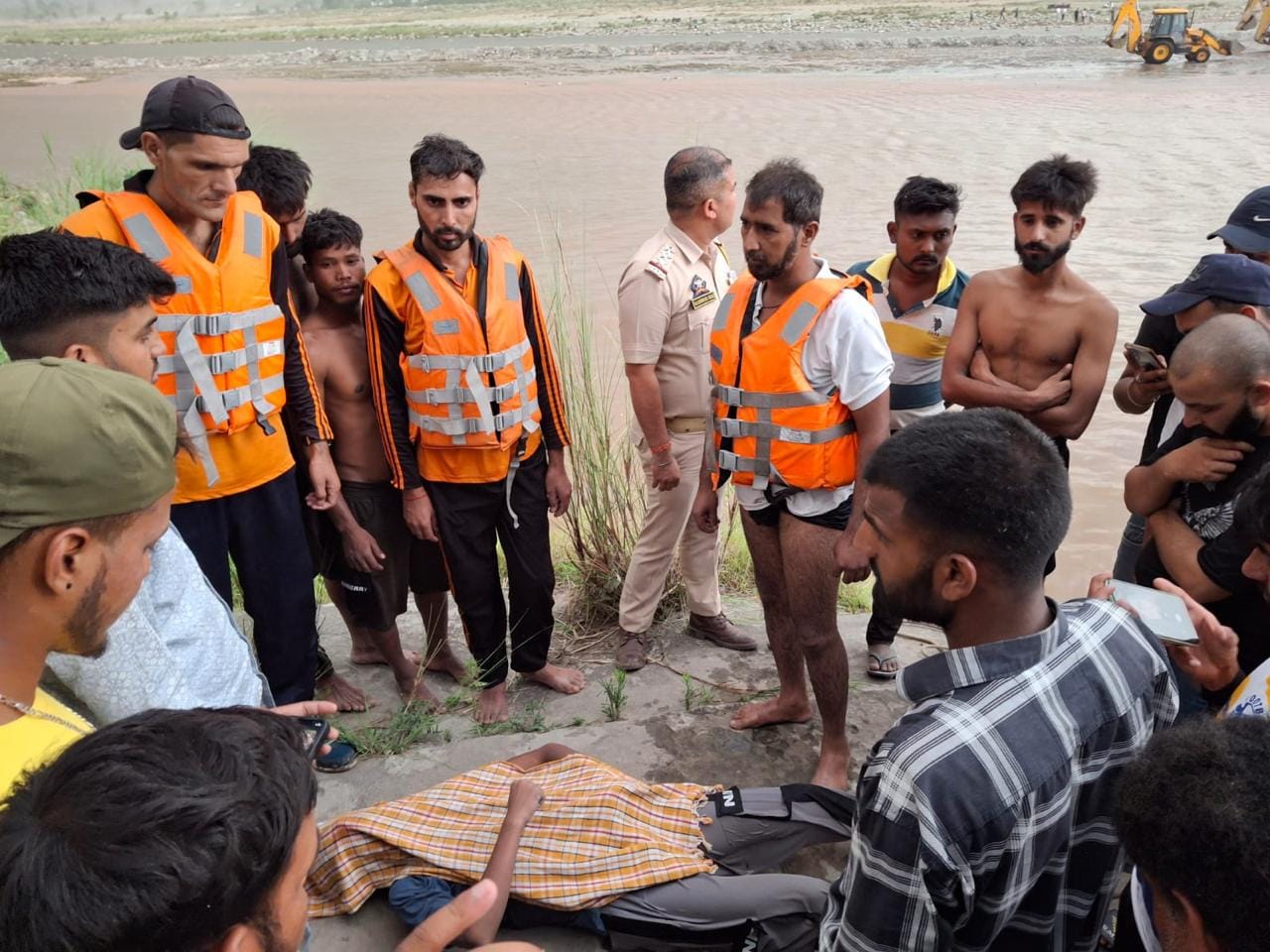 नगरोटा तवी से युवक को बाहर लाते हुए एसडीआरएफ कर्मी: स्रोत स्वयं नगरोटा तवी से युवक को बाहर लाते हुए एसडीआरएफ कर्मी: स्रोत स्वयं