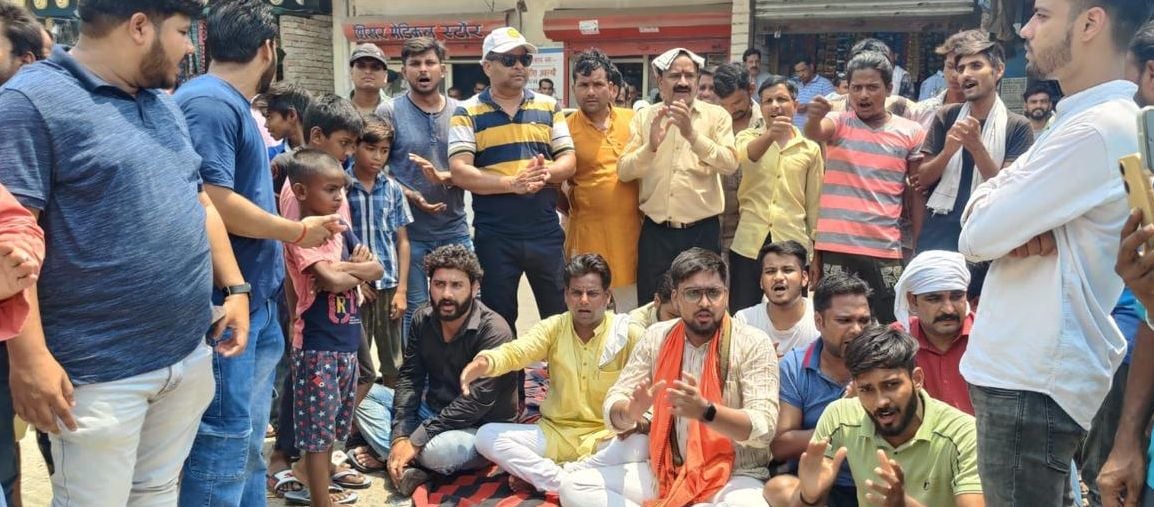 परौर में बिजली नहीं आने पर पंखा डुलाते लोग। संवाद परौर में बिजली नहीं आने पर पंखा डुलाते लोग। संवाद
