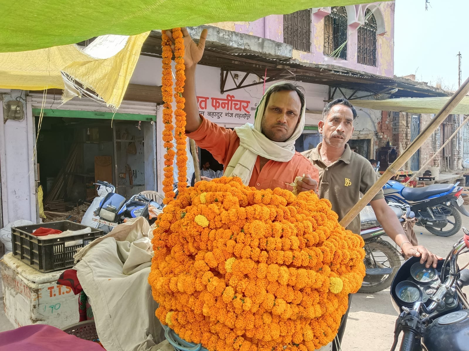 शाहजहांपुर में एक मिठाई की दुकान पर बूंदी के लड्डू तैयार करते कर्मचारी। संवाद शाहजहांपुर में एक मिठाई की दुकान पर बूंदी के लड्डू तैयार करते कर्मचारी। संवाद