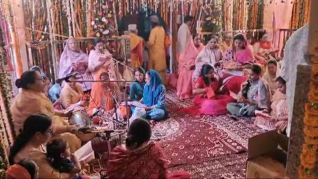 श्री शुलिनी पीठम दुर्गा मंदिर में आयोजित भंडारे का प्रसाद ग्रहण करते लोग। संवाद श्री शुलिनी पीठम दुर्गा मंदिर में आयोजित भंडारे का प्रसाद ग्रहण करते लोग। संवाद
