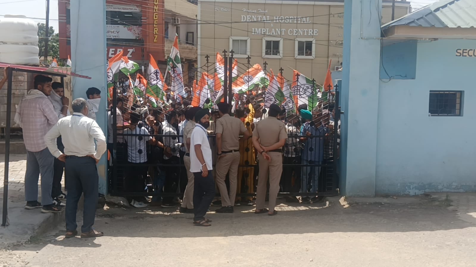 ऊना महाविद्यालय के साथ लगते इंदिरा मैदान के बाहर छतों पर चढ़े कार्यकर्ताओं को नीचे आने की अपील ऊना महाविद्यालय के साथ लगते इंदिरा मैदान के बाहर छतों पर चढ़े कार्यकर्ताओं को नीचे आने की अपील