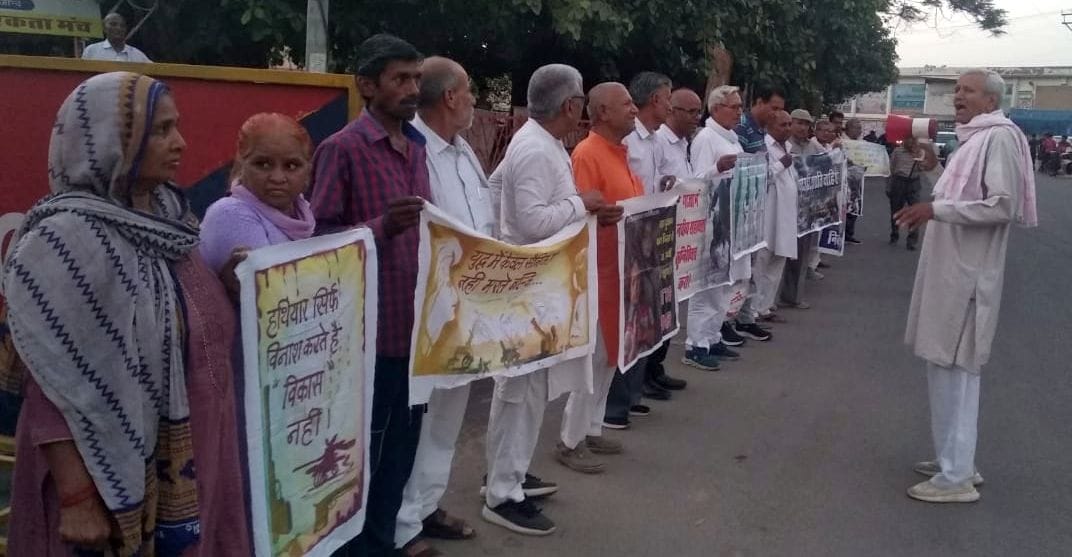 04जेएनडी02-रानी तालाब स्थित आंबेडकर चौक पर रोष जताते हुए संगठन सदस्य। स्रोत संगठन 04जेएनडी02-रानी तालाब स्थित आंबेडकर चौक पर रोष जताते हुए संगठन सदस्य। स्रोत संगठन