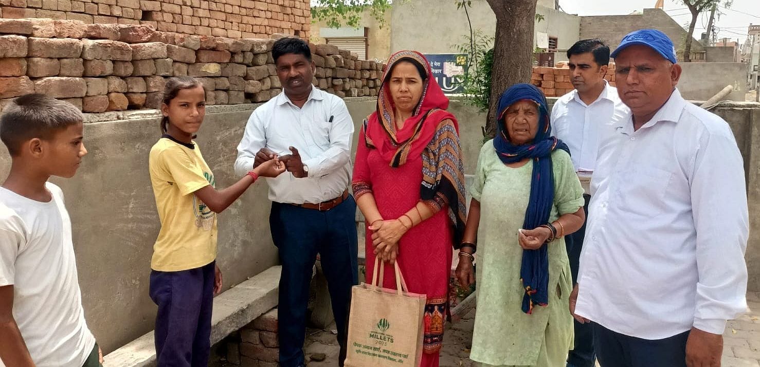 04जेएनडी04: दिल्लूवाला गांव में रक्त पटिटकाएं बनाती स्वास्थ्य विभाग की टीम। संवाद 04जेएनडी04: दिल्लूवाला गांव में रक्त पटिटकाएं बनाती स्वास्थ्य विभाग की टीम। संवाद