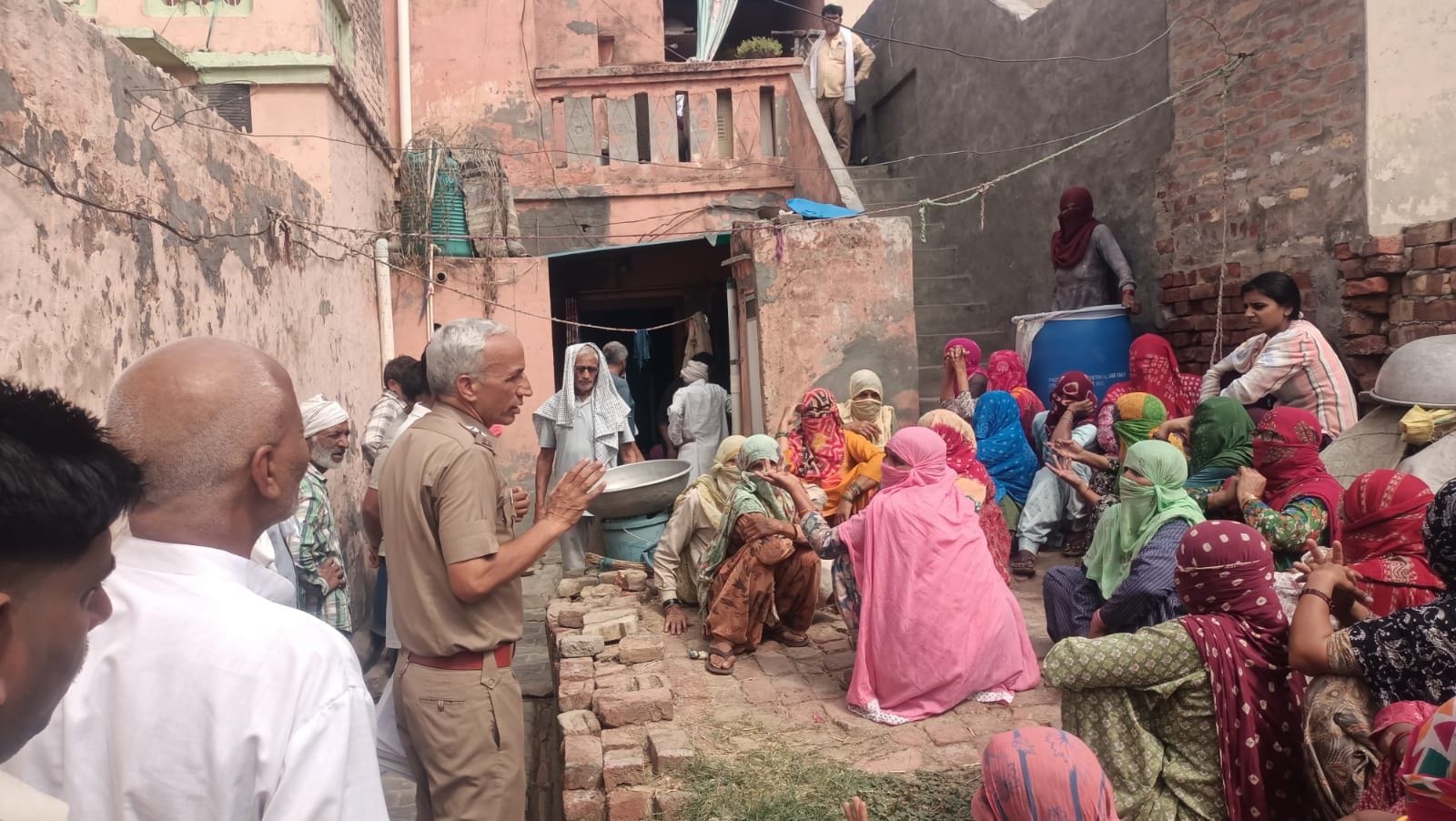 04जेएनडी25 : मेहरड़ा गांव में मौके पर पहुंचकर जांच करती पुलिस तथा विलाप करती महिलाएं। संवाद 04जेएनडी25 : मेहरड़ा गांव में मौके पर पहुंचकर जांच करती पुलिस तथा विलाप करती महिलाएं। संवाद