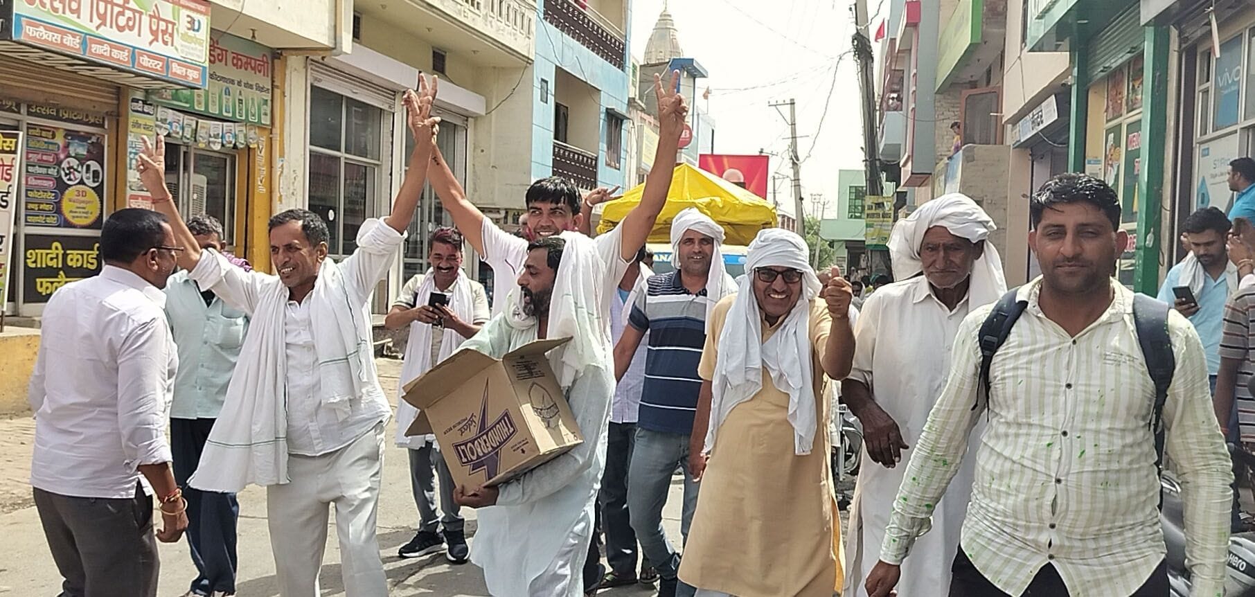 04जेएनडी26: ढोल की थाप पर नाचते हुए कांग्रेस कार्यकर्ता। संवाद 04जेएनडी26: ढोल की थाप पर नाचते हुए कांग्रेस कार्यकर्ता। संवाद