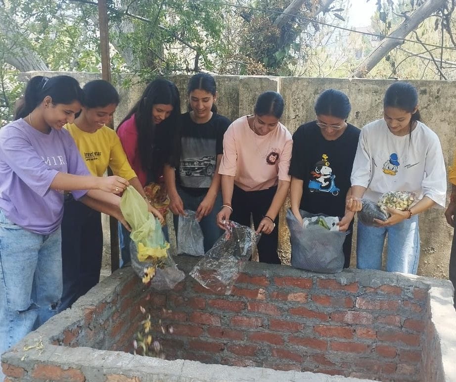 आयशर स्कूल परवाणू की ओर से निकाली गई जागरूकता रैली। संवाद आयशर स्कूल परवाणू की ओर से निकाली गई जागरूकता रैली। संवाद